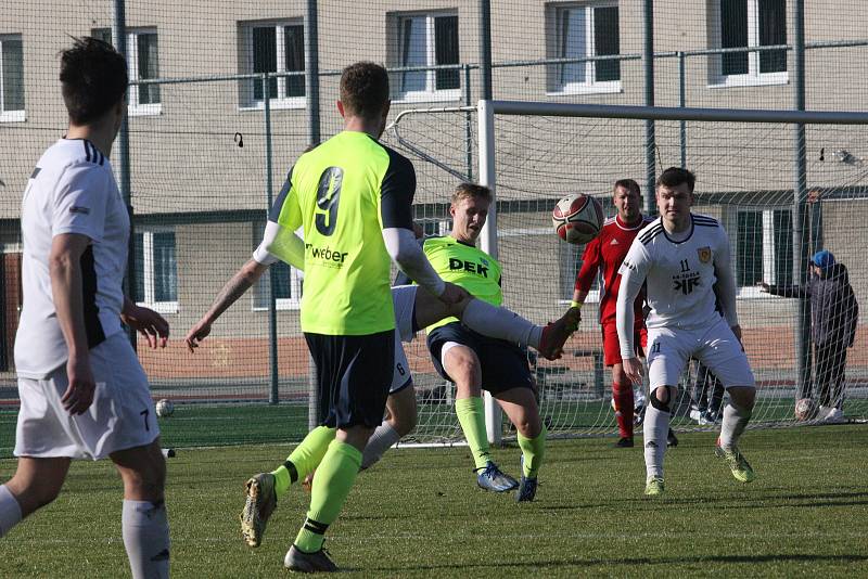 Fotbalisté Hluku (fosforové dresy) v dohrávce 10. kola krajské I. A třídy skupiny B deklasovali Bojkovice 8:1.