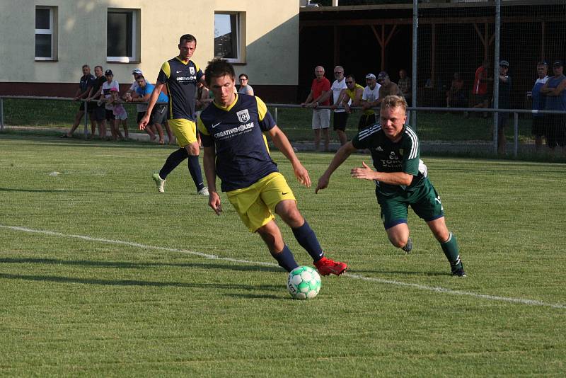 Fotbalisté Prakšic (modrožluté dresy) v I. kole krajského poháru Zlínska podlehli favorizované Nivnici 0:3.