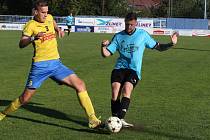 Fotbalisté Starého Města (žluté dresy) v 5. kole krajské I. B třídy skupiny C zdolali Polešovice 1:0.