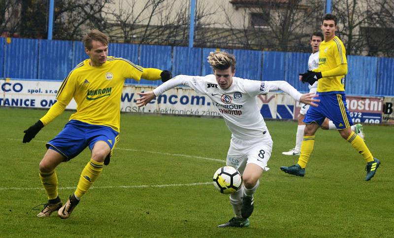 Juniorka Slovácka (v bílých dresech) prohrála na Širůchu v derby se Zlínem 0:2. Oba krajští rivalové  v moravské části patří mezi čtveřici elitních týmů.