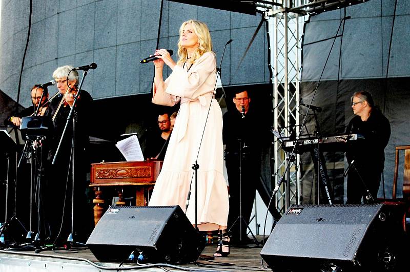 Stovky lidí se v nedělním podvečeru nechaly unášet jedenáctým Velkomoravským koncertem ve Starém Městě.