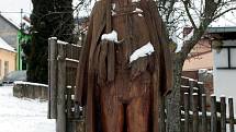 Dřevěná socha fašankového gazdy – fašančára v životní velikosti, která se podobá místní dvojici folkloristů Stanislavu Popelkovi a Františku Jankových.