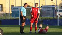 Fotbalisté Slovácka B (bílé dresy) ve středečním vloženém zápase 17. kola MSFL zdolali Viktorii Otrokovice 4:0.