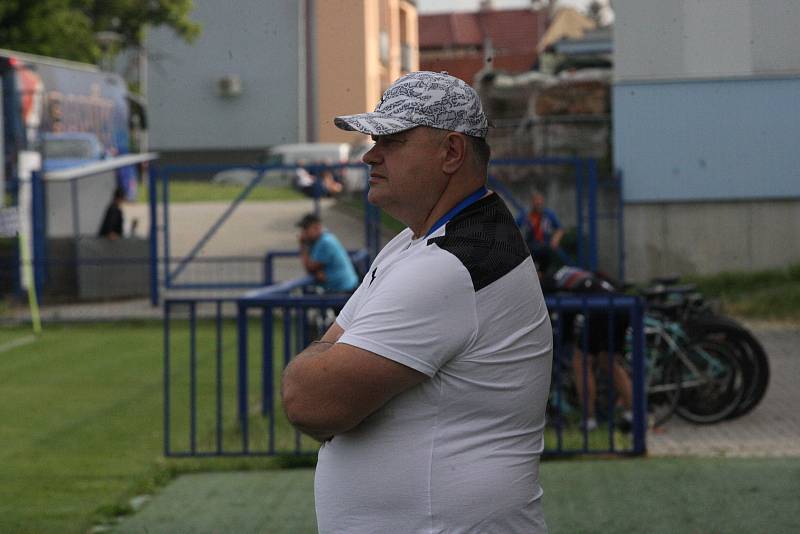 Fotbalisté Slovácka B (bílé dresy) v páteční předehrávce 32. kola MSFL remizovali na hřišti v Kunovicích s juniorkou Ostravy 2:2.