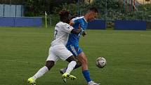 Fotbalisté Slovácka B (bílé dresy) v páteční předehrávce 32. kola MSFL remizovali na hřišti v Kunovicích s juniorkou Ostravy 2:2.