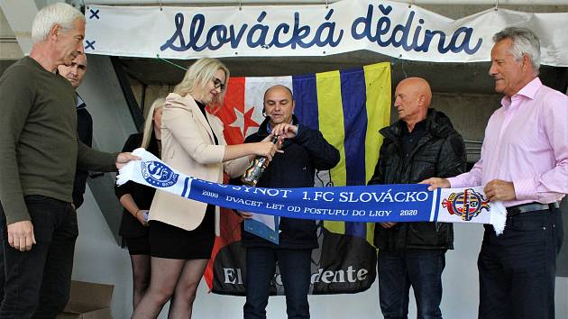 V letošním roce uběhlo dvacet let od postupu tehdejšího 1.FC SYNOT do nejvyšší soutěže. Připomenout si je přišlo v pátečním odpoledni do slovácké dědiny na sto padesát bývalých trenérů, hráčů a fanoušků.