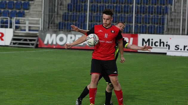 Útočník Stříbrnic Lukáš Krsička (červený dres) ve finále okresního poháru. 