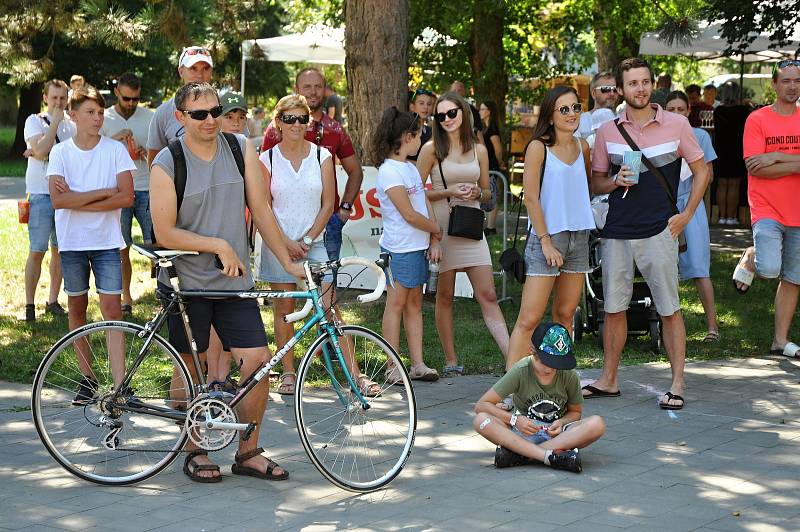 Garden Food Festival ve Smetanových sadech v Uherském Hradišti nabídl o víkendu speciality z celého světa; sobota 22. srpna 2020