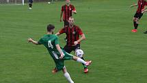 Fotbalisté Zlechova (červenočerné dresy) v 6. kole I. B třídy skupiny C zdolali Ostrožskou Novou Ves 1:0.