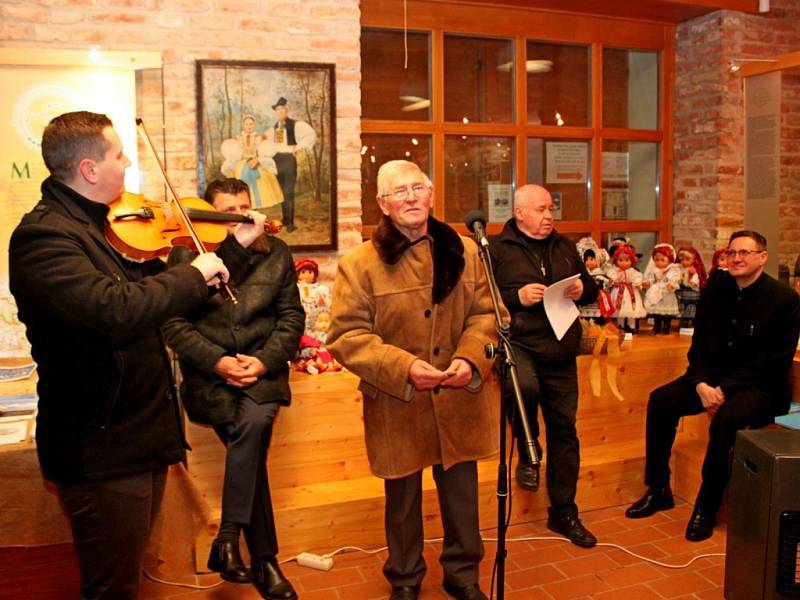 ZAVŘELI KOLEDNÍČEK Lidé, kteří si chtěli nechat pohladit svou duši koledami a vánočními melodiemi, ale také ochutnat dvacet druhů chleba, zamířili v neděli odpoledne do Muzea Podhradí Buchlovice