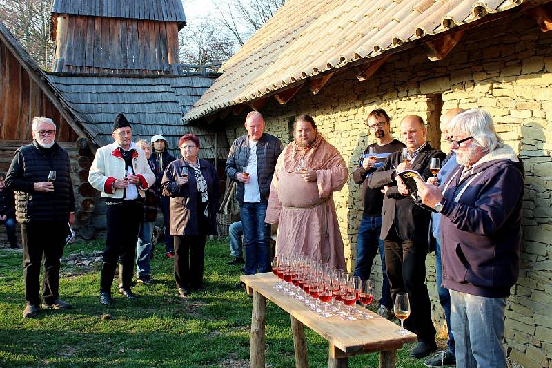 KŘEST. Nová kniha je jakýmsi pomníčkem těm, kteří mají na druhém životě pověstí svoji zásluhu.