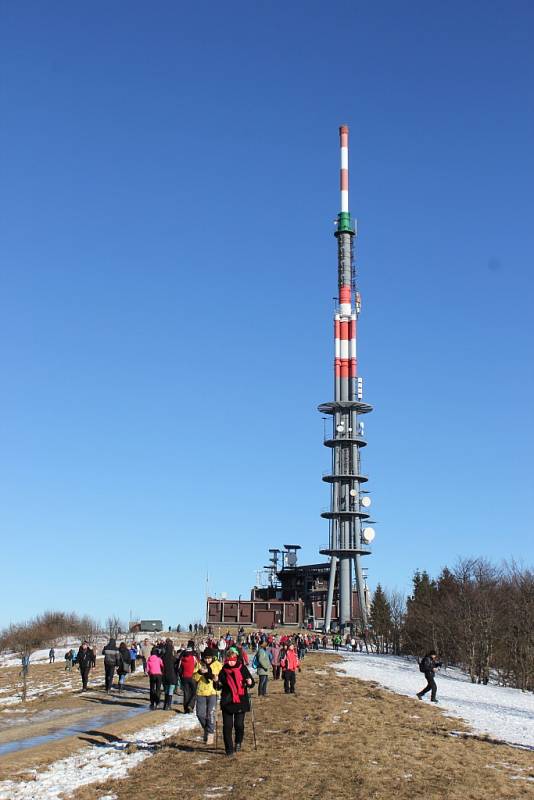 Silvestrovský výšlap na Velkou Javořinu přilákal tisíce Čechů i Slováků.