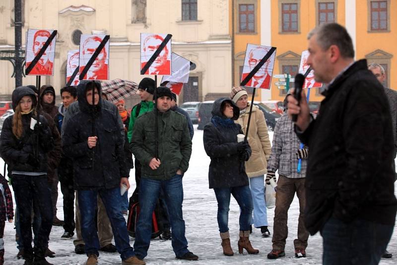 Demonstrace proti KSČM ve vedení Zlínského kraje na náměstí v Uherském Hradišti.