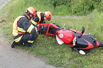 Série motorkářských nehod pokračuje. Po srážce s osobákem u Drslavic skončil řidič motocyklu v nemocnici; pátek 12. května 2023