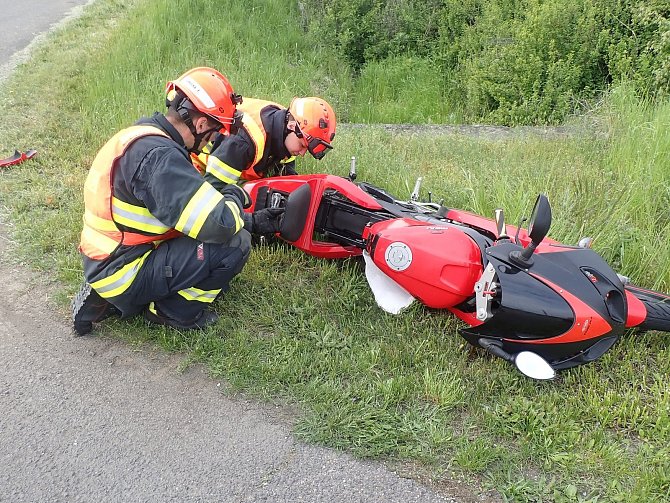 Série motorkářských nehod pokračuje. Po srážce s osobákem u Drslavic skončil řidič motocyklu v nemocnici; pátek 12. května 2023