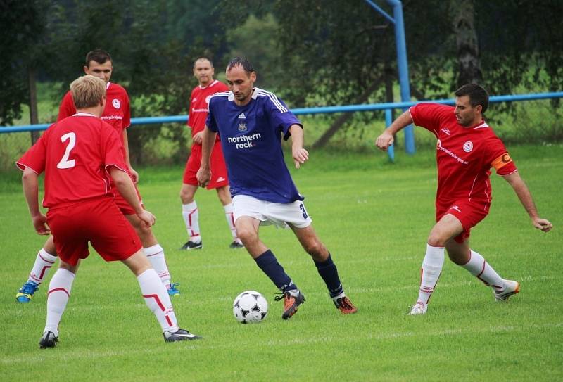 Fotbalisté Kostelan (bílé trenýrky) poprvé v sezoně vyhráli, Mistřice naopak zůstávají bez bodu poslední.