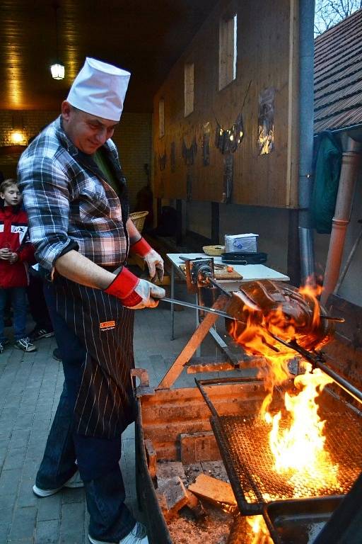 Polešovický farář Petr Souček požehnal mladým vínům.