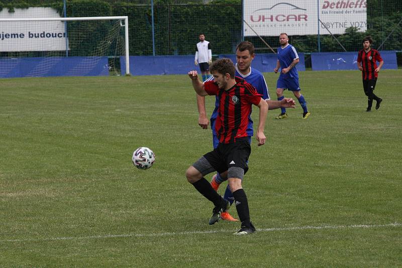 Fotbalisté Kunovic (modré dresy) ve 23. kole krajské I. A třídy skupiny B doma remizovali se Zlechovem 2:2.