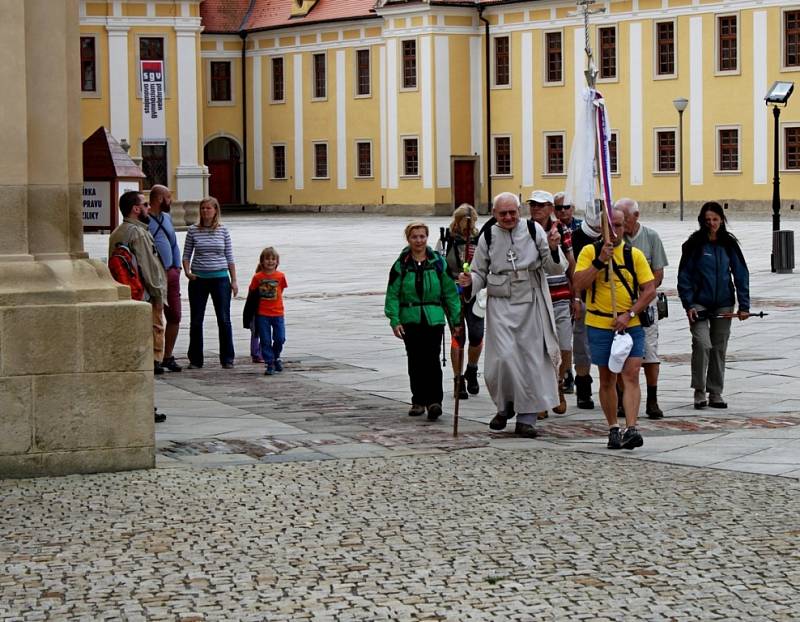 MORAVSKÁ COMPOSTELA. Z Velehradu se vydali v pátek po obědě věřící poutníci na 110 kilometrů dlouhou trasu přes Hostýn na Svatý Kopeček.