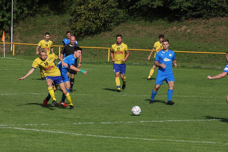 Fotbalisté Starého Města (žluté dresy) zdolali ve šlágru 4. kola I. B třídy sk. C domácí Ořechov 4:0.