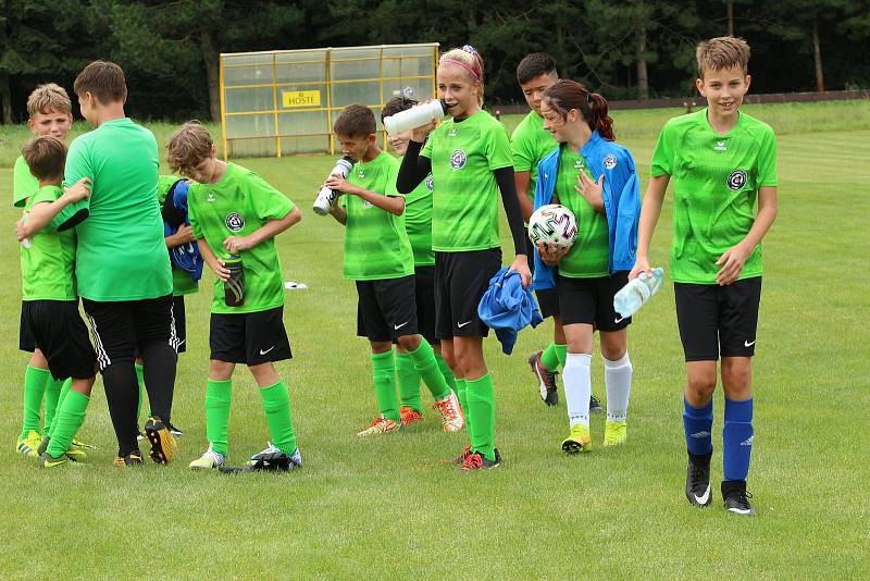 V Ostrožské Lhotě se po dlouhých pěti letech hrálo mistrovské utkání žáků. Domácí tým (zelené dresy) porazil Topolnou 3:2.