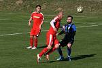 Fotbalisté vedoucích Osvětiman (červené dresy) v 18. kole krajské I. A třídy skupiny B porazili Šumice 2:0.