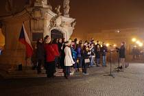 Symbolicky v 17 hodin a 17 minut si v neděli 17. listopadu připomněla zhruba stovka lidí u morového sloupu na Mariánském náměstí v Uherském Hradišti boj studentů za svobodu v letech 1939 i 1989.