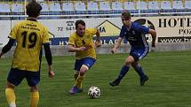 Fotbalisté Starého Města (žluté dresy) prohrály v semifinále Poháru Zlínského KFS s Morkovicemi 3:5.