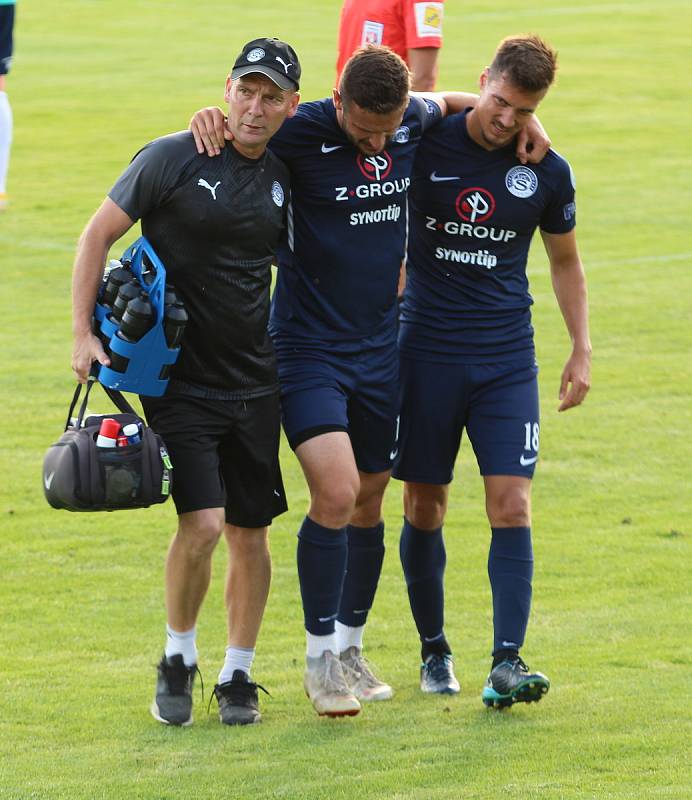 Fotbalisté Slovácka (modré dresy) v předposledním přípravném zápase podlehli na hřišti Strání slovenské Senici 1:2.