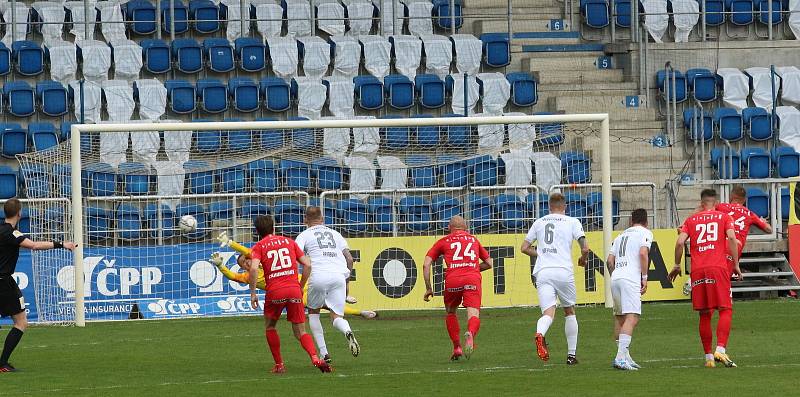 Fotbalisté Slovácka (v bílých dresech) se ve 28. kole FORTUNA:LIGY utkali se Zbrojovkou Brno.