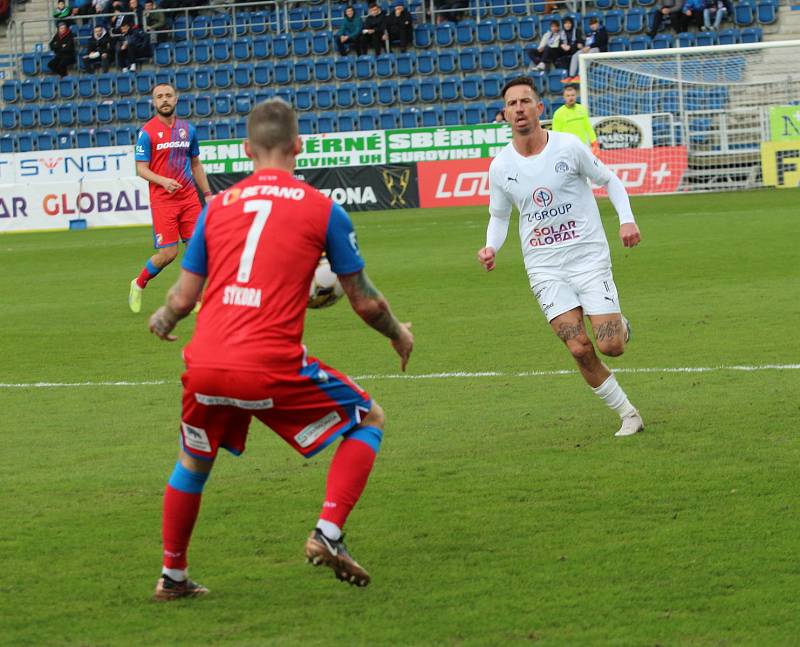 Fotbalisté Slovácka (bílé dresy) ve šlágru 20. kola FORTUNA:LIGY vyzvali mistrovskou Plzeň.