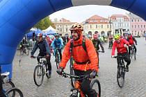 Čtrnáctý ročník symbolického uzavírání cyklostezek Na kole vinohrady propršelo. I tak odstartovala na vinné stezky z uherskohradišťského Masarykova náměstí přes sto cyklistů a pěších.