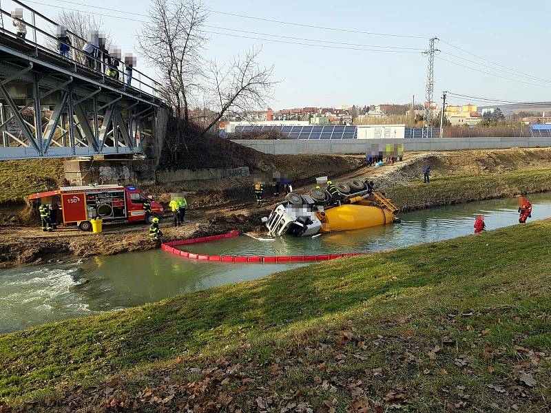 V řece Olšavě skončil ve čtvrtek odpoledne domíchávač betonu