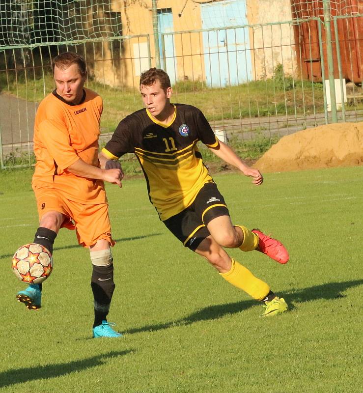 Fotbalisté Ostrožské Lhoty (žlutočerné dresy) ve 2. kole Poháru OFS Uherské Hradiště zvítězili na hřišti sousedního Uherského Ostrohu B 3:1.