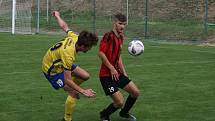 Fotbalisté Starého Města (žluté dresy) vyhráli derby ve Zlechově 3:1.