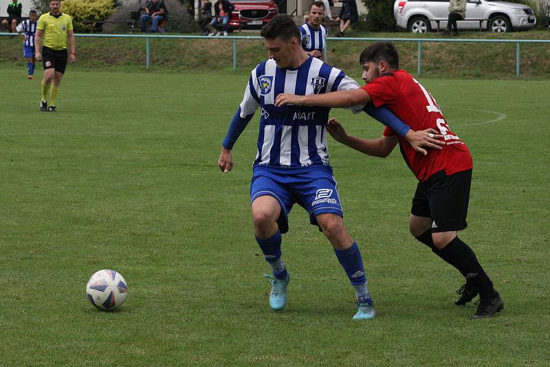 Fotbalisté Zlechova (červené dresy) prohráli ve 2. kole krajského poháru s Nedachlebicemi 1:2 na penalty.