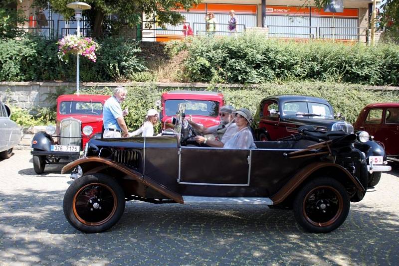 VETERÁNI. Nablýskanými historickými vozidly se v sobotu mohli kochat občané Velehradu i jeho návštěvníci.