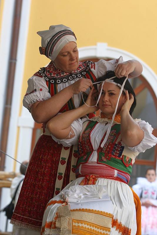 Uherské Hradiště - Slavnosti vína 2015. Oslava vína v Redutě. Moderovaná přehlídka úvazů šátků a tanců v kolejním nádvoří.