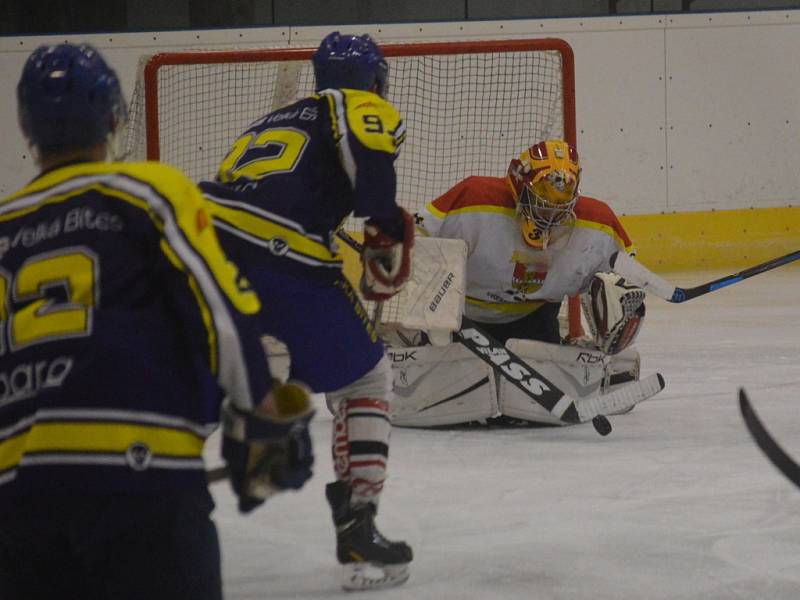 Semifinále playoff krajské hokejové ligy Uherský Ostroh – Velká Bíteš (v tmavém) 3:2.