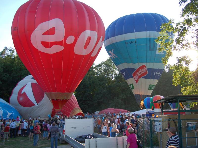 Třináct horkovzdušných plavidel vzlétlo v sobotou z Balon Centra v Břestku.