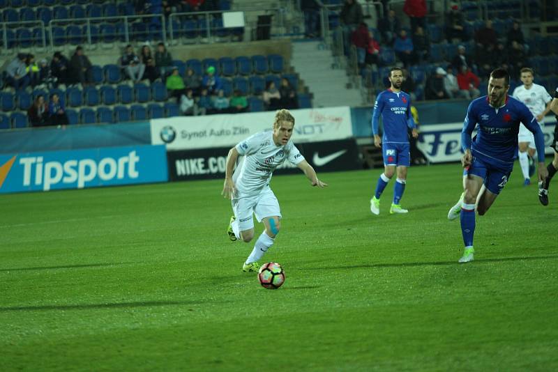 David Machalík (v bílém) v zápase 1. FC Slovácko - Slavia Praha.