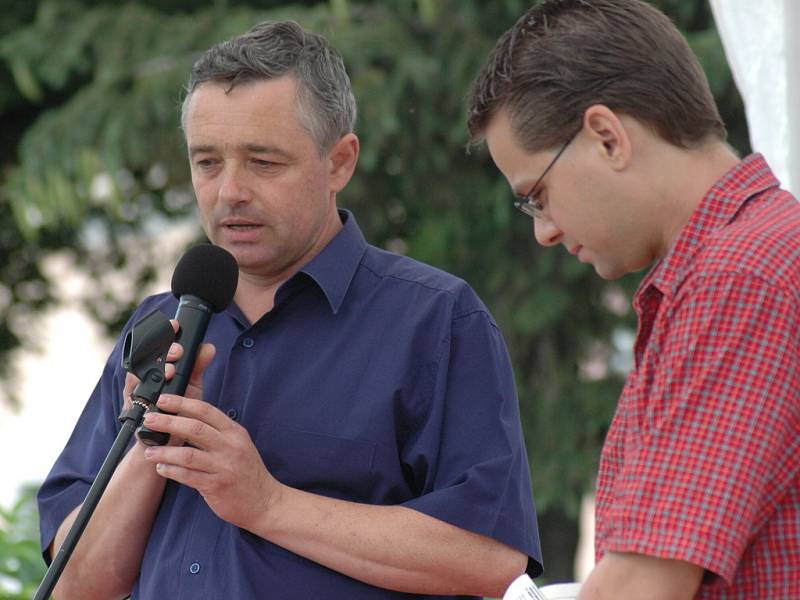 Šéfredaktor Martin Nevyjel (vpravo) v rozhovoru se starostou St. Města Josefem Bazalou.