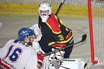 Hokejisté HC Uherské Hradiště (v bílém) podlehli v derby Uh. Ostrohu 4:7