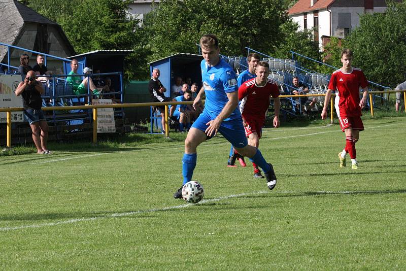 Fotbalisté Ořechova (modré dresy) ve 23. kole I. B třídy skupiny C doma rozstříleli poslední Uherský Ostroh 8:0.