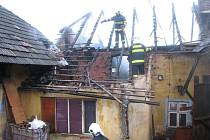 Požár střechy domu v Částkově.