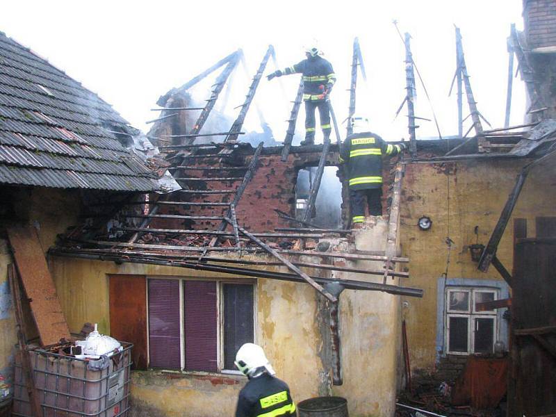 Požár střechy domu v Částkově.