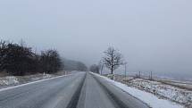 Region Slovácka ve čtvrtek zasáhlo husté sněžení. V Bílých Karpatech musely vozidla jezdit po několikacentimetrovém nánosu sněhu.