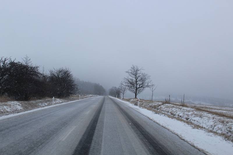 Region Slovácka ve čtvrtek zasáhlo husté sněžení. V Bílých Karpatech musely vozidla jezdit po několikacentimetrovém nánosu sněhu.