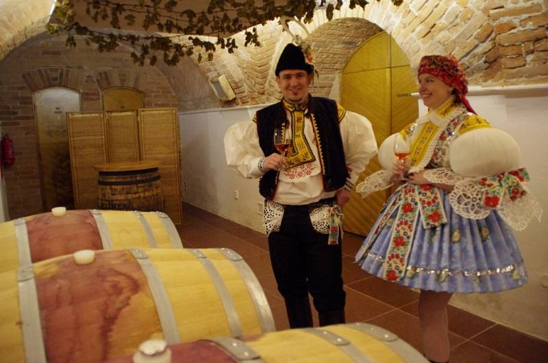 Nejpohlednější stárkovský pár roku 2012, sourozenci Nikola a Zdeněk Pastorkovi z Jalubí si na sklonku minulého týdne převzal z rukou zástupce vinařství Zlomek a Vávra vítěznou cenu, tedy tolik vína, kolik váží stárka. 