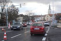 Už jen dny zbývají do chvíle, kdy do plného provozu uvedou most J. A. Bati přes řeku Moravu v Uherském Hradišti. V těchto dnech na něm probíhají závěrečné dokončovací práce; 18. listopadu 2025